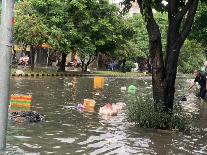  Các tuyến đường như Phạm Văn Xảo, Lê Thúc Hoạch, Vườn Lài, Hiền Vương (thuộc quận Tân Phú cũ)… bị ngập nhiều đoạn gần 0,5m.