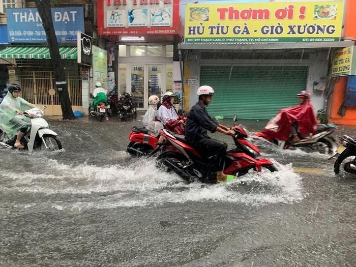  Hàng loạt tuyến đường ở khu vực quận Tân Phú cũ bị ngập trong chiều hôm nay.