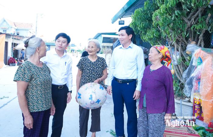 Cán bộ xã Hùng Châu gặp gỡ, trao đổi với người dân về xây dựng nông thôn mới. Ảnh: Mai Hoa