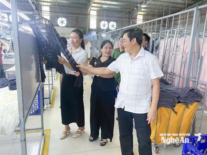 Cán bộ xã Nghĩa Hưng khảo sát tình hình sản xuất của doanh nghiệp trên địa bàn. Ảnh: Mai Hoa