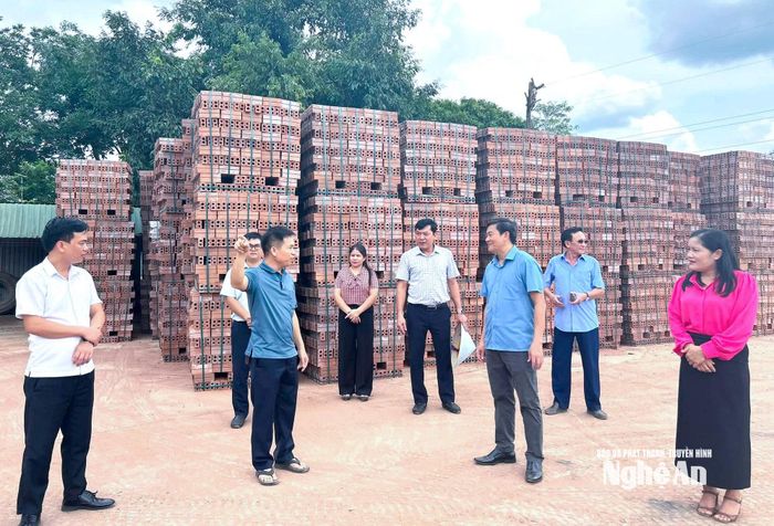Cán bộ xã Nghĩa Hưng tăng cường tiếp xúc, trao đổi với các doanh nghiệp trên địa bàn nhằm tuyên truyền, vận động phát triển tổ chức Đảng và đảng viên. Ảnh: Mai Hoa