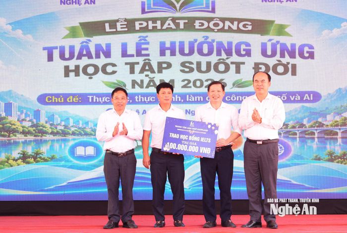 Trao học bổng cho học sinh các trường học trên địa bàn xã Vạn An. Ảnh: TL