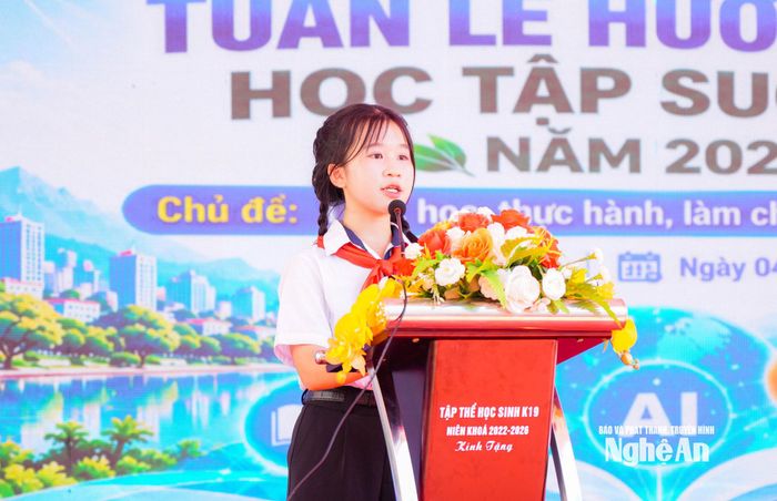Đại diện học sinh phát biểu hưởng ứng. Ảnh: TL