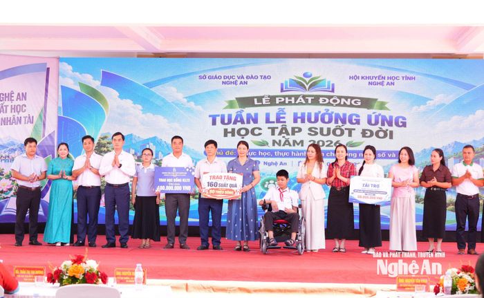 Các doanh nghiệp, nhà tài trợ trao học bổng cho các cho trường trên địa bàn xã Vạn An. Ảnh: TL