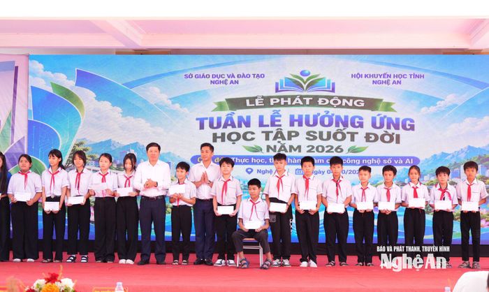 Trao học bổng cho các học sinh Trường THCS Đặng Chánh Kỷ. Ảnh: TL