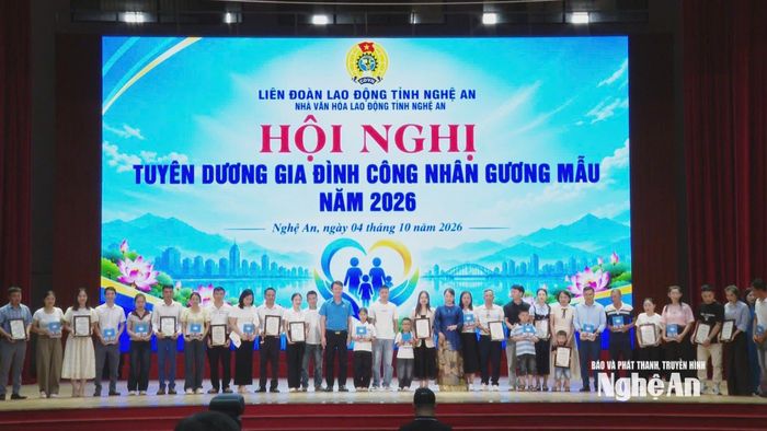 Trao thưởng gia đình công nhân gương mẫu năm 2026. Ảnh: PV
