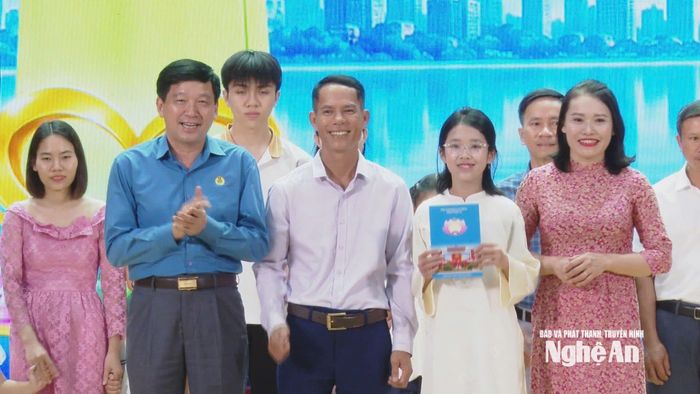 Đồng chí Kha Văn Tám - Phó Chủ tịch Ủy ban MTTQ Việt Nam tỉnh, Chủ tịch Liên đoàn Lao động tỉnh trao thưởng cho gia đình công nhân gương mẫu năm 2026. Ảnh: PV