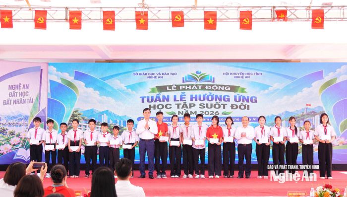 Trao học bổng cho các học sinh Trường THCS Đặng Chánh Kỷ. Ảnh: TL