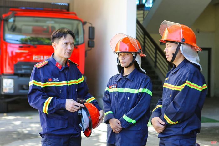 Thượng tá Nguyễn Văn Lộc (Phó Trưởng phòng Cảnh sát PCCC&CNCH, Công an Hà Tĩnh) trao đổi kinh nghiệm cùng chiến sĩ sau buổi diễn tập.