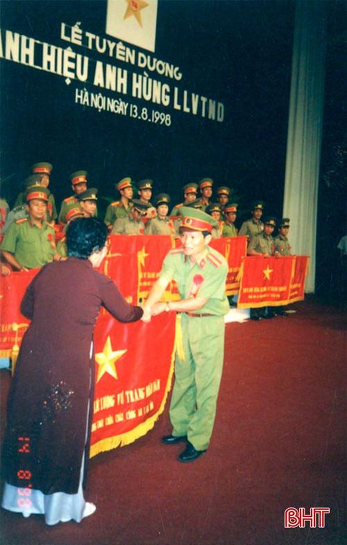 Lực lượng Cảnh sát PCCC&CNCH Công an Hà Tĩnh được tuyên dương danh hiệu Anh hùng LLVT nhân dân năm 1998. Ảnh tư liệu ĐVCC