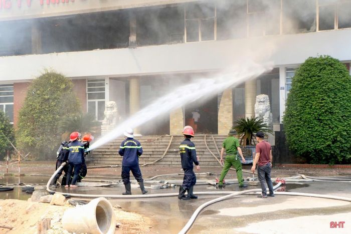 Cán bộ, chiến sĩ Đội Chữa cháy và CNCH trung tâm (Phòng Cảnh sát PCCC&CNCH, Công an Hà Tĩnh) chữa cháy tại khu trưng bày của Công ty TNHH Chế biến gỗ và Thương mại Hào Quang vào tháng 4/2026.