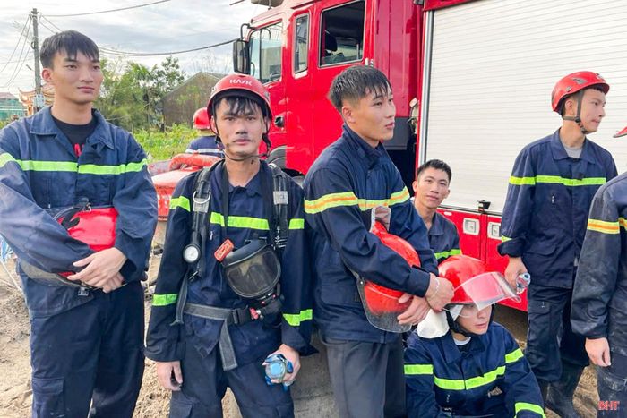 Những người lính cứu hỏa Hà Tĩnh luôn sẵn sàng xông vào chổ hiểm nguy vì sự bình yên của Nhân dân.