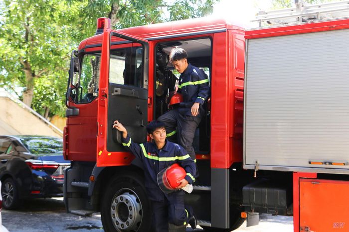 Dù trực tiếp cầm lăng dập lửa hay trực tổng đài 114, Nguyễn Thành Trung luôn thể hiện bản lĩnh của một người chiến sĩ Công an Nhân dân.