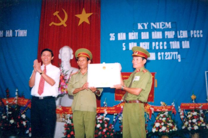 Lực lượng PCCC Hà Tĩnh đón nhận Huân chương chiến công hạng Nhất do Nhà nước trao tặng. Ảnh: Tư liệu ĐVCC
