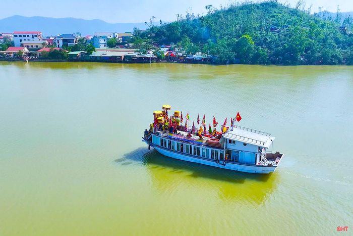  Các lễ rước trên bộ và trên sông trong Lễ hội Đền Chợ Củi. Ảnh:Tư liệu 