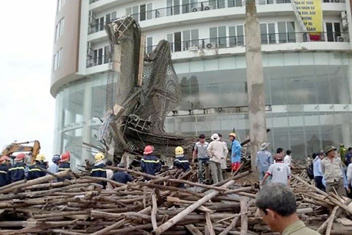 Hiện trường cứu nạn cứu hộ trong vụ sập sảnh Khách sạn Sailing Tower năm 2011 (Ảnh tư liệu).