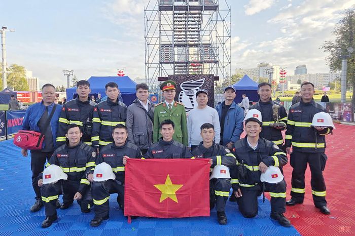  Thượng úy Lương Thế Hảo (người đứng ngoài cùng bên phải) tham gia đội tuyển Bộ Công an Việt Nam thi đấu tại cuộc thi “Lính cứu hỏa xuất sắc” tổ chức tại Cộng hòa Belarus và đạt giải Nhì toàn đoàn vào tháng 9/2026. 