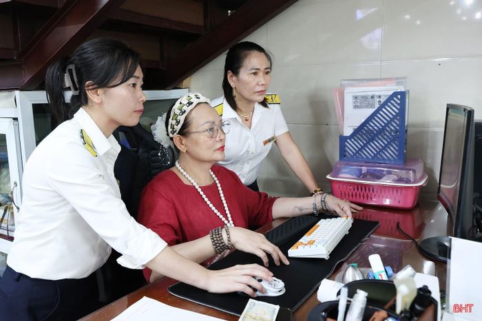 Cán bộ Thuế cơ sở 1 tỉnh Hà Tĩnh luôn đồng hành hỗ trợ người nộp thuế thực hiện nghĩa vụ ngân sách nhà nước.