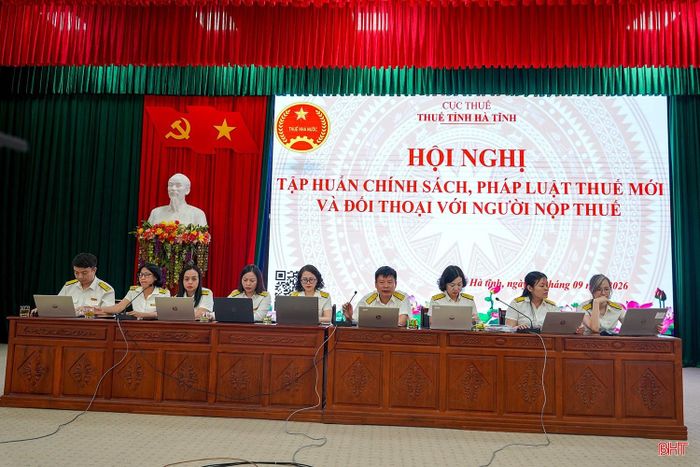 Thuế tỉnh Hà Tĩnh tổ chức tập huấn chính sách, pháp luật về thuế mới và đối thoại với doanh nghiệp nhân Ngày Doanh nhân Việt Nam 13/10.