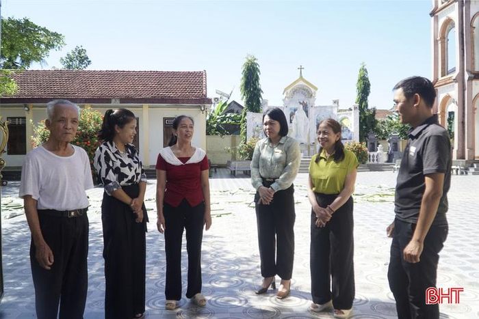 Lãnh đạo xã và cán bộ thôn Yên Long (xã Đức Thọ) thường xuyên gặp gỡ, trao đổi, nắm bắt tâm tư, nguyện vọng của người dân.