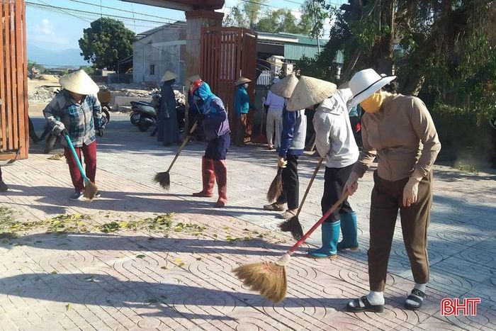 Bà con lương - giáo trong tổ dân phố Kỳ Châu, phường Sông Trí tích cực đóng góp công sức, tiền của, cùng nhau xây dựng đô thị văn minh.