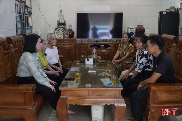 Công tác tuyên truyền, vận động được triển khai trực tiếp đến từng hộ dân ở thôn Yên Long, xã Đức Thọ.