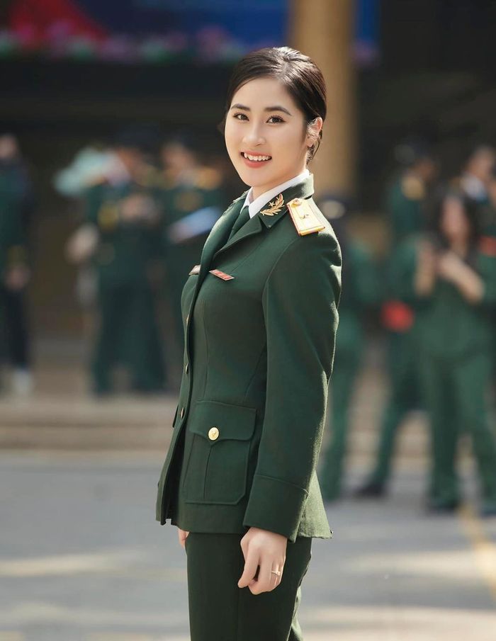 Hoàng Thị Thu Hà là Quán quân Giải Sao Mai xứ Nghệ 2024, hiện công tác tại Đoàn Văn công Quân khu 2.