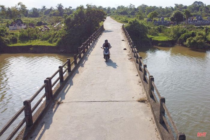 Theo người dân địa phương, đã có trường hợp người đi xe máy do không quan sát rõ mép cầu nên đâm vào phần lan can gãy, rất may không rơi xuống sông. Những sự việc như vậy càng khiến người dân lo lắng, nhất là khi học sinh, người già thường xuyên qua lại.