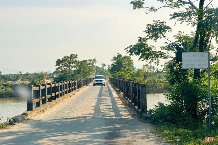 Cầu Đò Hào có hàng trăm lượt phương tiện mỗi ngày, phục vụ nhu cầu đi lại, sản xuất của người dân. Mặt cầu hẹp khiến ô tô, xe máy khó tránh nhau, nhất là vào giờ cao điểm. Khi trời tối, mưa lớn hoặc nước lũ dâng cao, việc lưu thông càng trở nên nguy hiểm do cầu không có hệ thống chiếu sáng, nhiều đoạn lan can đã mất hoàn toàn.