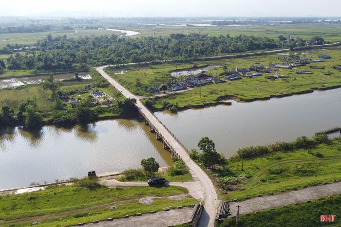 Cách đó không xa, cầu Đồng Dâu thuộc thôn Quang Lộc (xã Đức Quang) cũng đang trong tình trạng tương tự. Được xây dựng khoảng năm 1987-1988, cây cầu từng là niềm vui của hàng trăm hộ dân các thôn ngoài đê La Giang khi giúp rút ngắn quãng đường đến các vùng sản xuất, chợ trung tâm và tuyến đê La Giang.