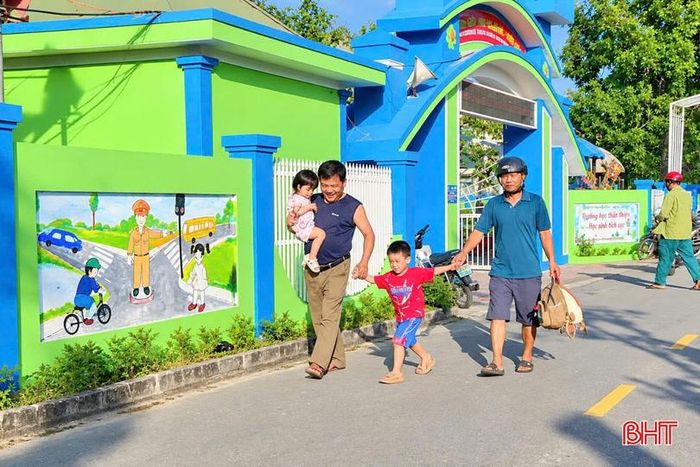Việc đưa đón cháu sau giờ học, san sẻ việc chăm sóc cùng con cái là thực tế khá phổ biến ở Hà Tĩnh hiện nay.