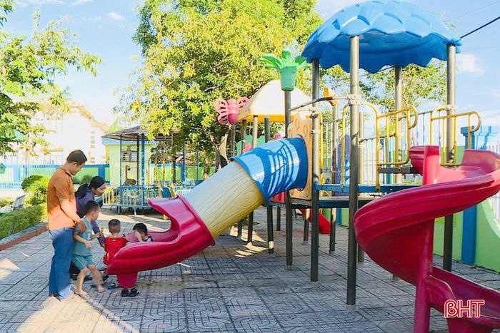 Ông Nguyễn Trí Hồng dành thời gian vui chơi, chăm sóc các cháu.