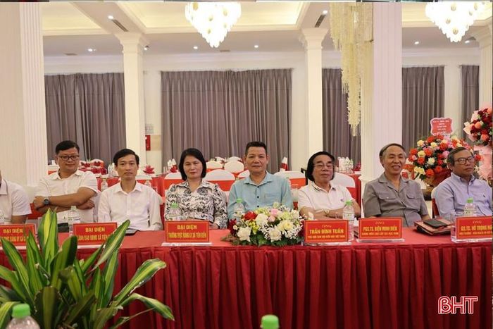 Các đại biểu tham dự buổi lễ.