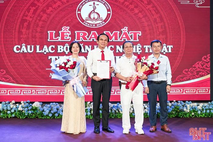 Tiến sĩ Nguyễn Tùng Lĩnh - Chủ tịch Hội Liên hiệp VHNT trao Quyết định thành lập CLB Văn học Nghệ thuật Thanh Hiên cho đại diện CLB.