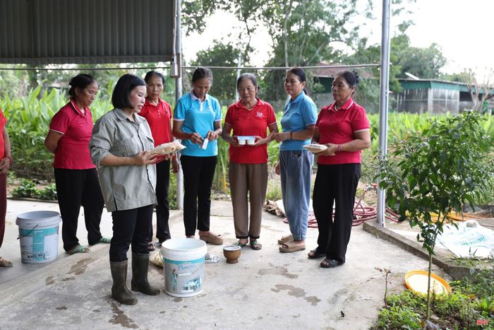 Chị Võ Thị Thu Hằng hướng dẫn bà con tạo chế phẩm vi sinh IMO4 để xử lý chất hữu cơ, tận dụng phụ phẩm và cải tạo đất.
