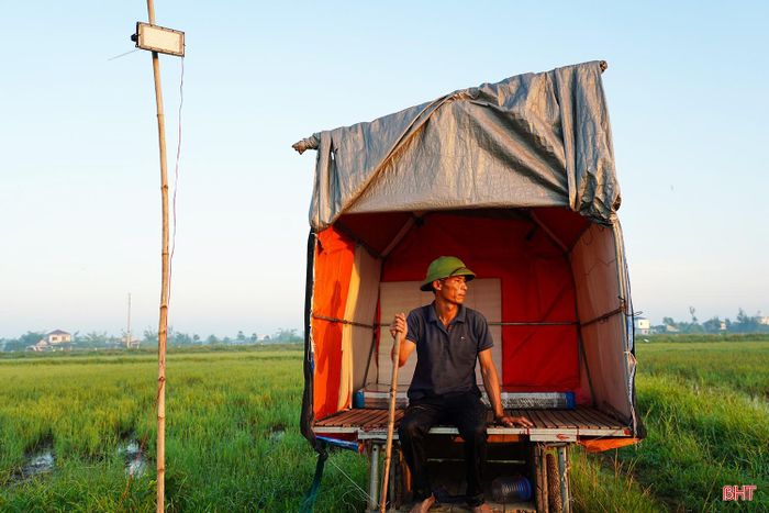Để thuận tiện cho việc chăn nuôi, ông Ninh còn tự làm một chiếc xe đẩy di động. Ban ngày, chiếc xe dùng để vận chuyển thức ăn, nước uống và các vật dụng cần thiết; khi phải ở lại ngoài đồng, đây cũng là nơi nghỉ tạm của ông.