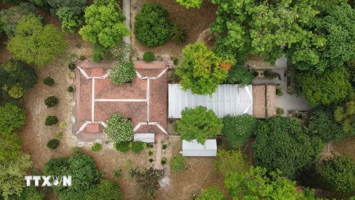 Đền Lê Hoàn có kiến trúc kiểu chữ Công gồm ba toà liền kề nhau là tiền đường, trung đường và hậu cung (tính từ trái qua phải của ảnh). (Ảnh: Hoa Mai/TTXVN)