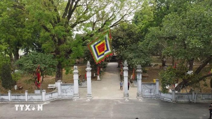 Cổng chính dẫn vào đền Lê Hoàn. (Ảnh: Hoa Mai/TTXVN)
