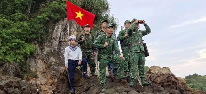 Cán bộ, chiến sỹ các lực lượng làm nhiệm vụ tuần tra, quan sát trên Đảo Trần. (Ảnh: Tư liệu Đồn Biên phòng Đảo Trần)