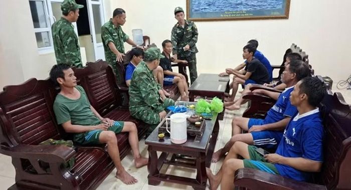 Cán bộ, chiến sỹ thăm hỏi, động viên và chăm sóc chín ngư dân sau khi đưa về đơn vị an toàn. (Ảnh: Tư liệu Đồn Biên phòng Đảo Trần)