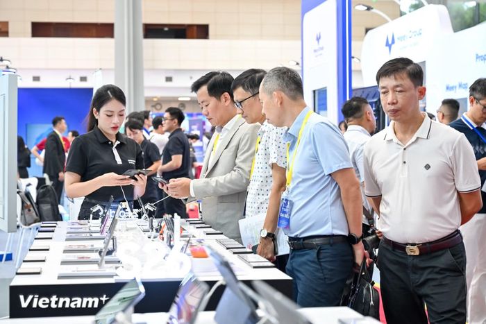 Trong khuôn khổ buổi lễ cũng đã diễn ra không gian triển lãm, trải nghiệm và kết nối có sự tham gia của 150 gian hàng trong nước như Trung tâm Đổi mới sáng tạo Quốc gia (NIC), BIDV, FPT, Rạng Đông, Meey Group,... (Ảnh: Minh Sơn/Vietnam+)