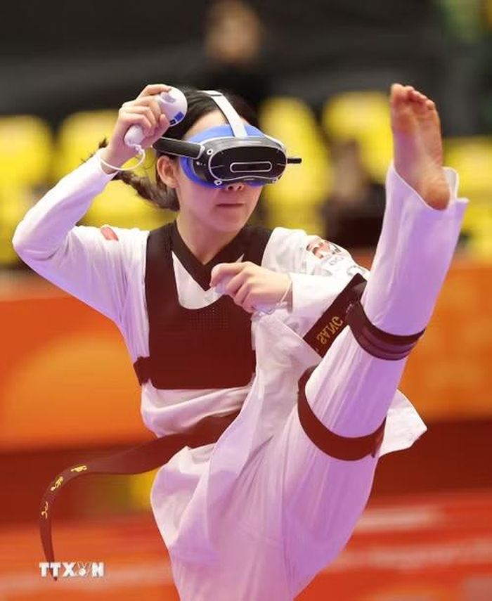 Võ sỹ Châu Ngọc Tuyết Sang đã giành huy chương Bạc ở nội dung Taekwondo thực tế ảo tại ASIAD 2026. (Ảnh: THX/TTXVN phát)