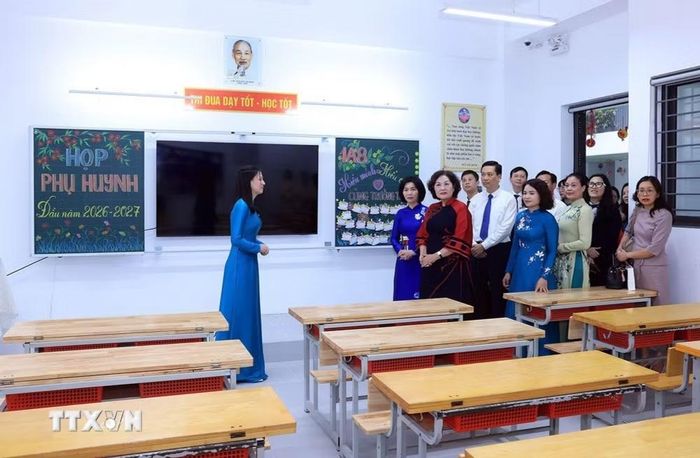 Phó Chủ tịch Quốc hội Nguyễn Thị Hồng tham quan các phòng học Trường Tiểu học Trung Hòa. (Ảnh: Tuấn Anh/TTXVN)