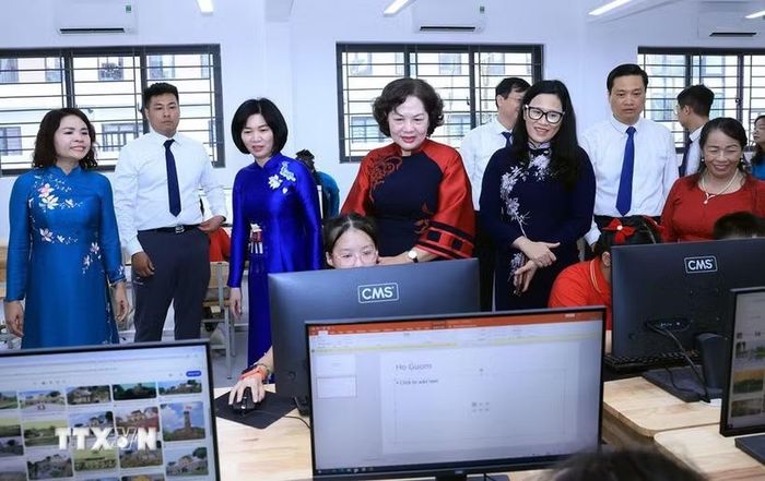 Phó Chủ tịch Quốc hội Nguyễn Thị Hồng tham quan phòng tin học tại trường Tiểu học Trung Hòa. (Ảnh: Tuấn Anh/TTXVN)