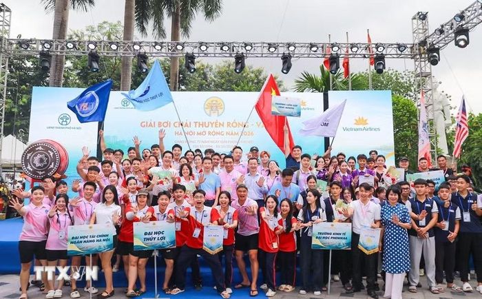 Giải Bơi chải thuyền rồng - ván SUP Hà Nội mở rộng năm 2026 với sự tham gia của gần 900 vận động viên. (Ảnh: Khánh Hòa/TTXVN)