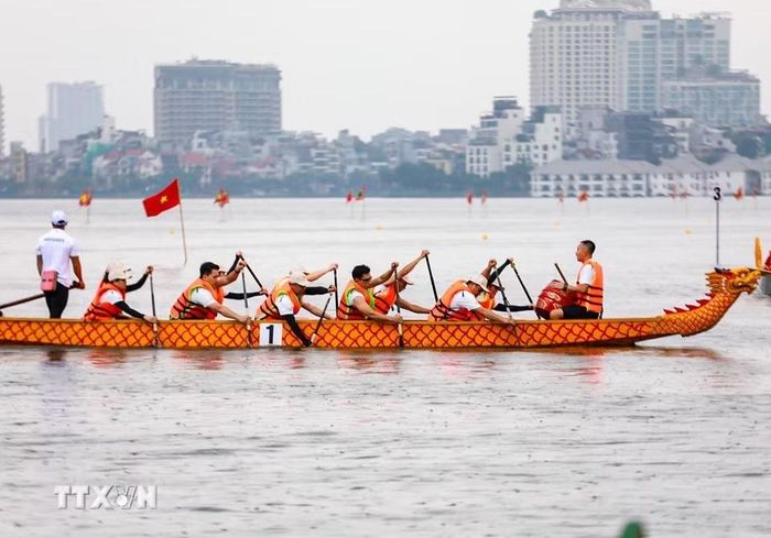 Cuộc đua diễn ra quyết liệt khi các đội liên tục bám đuổi, tạo nên những khoảnh khắc kịch tính trên mặt nước Hồ Tây. (Ảnh: Khánh Hòa/TTXVN)