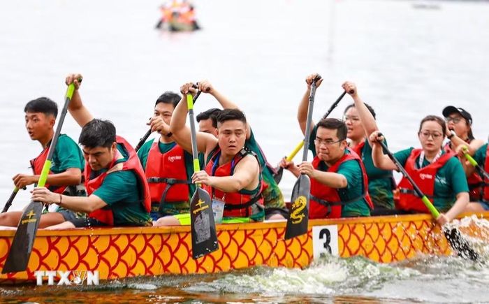 Những tay chèo đồng lòng đưa thuyền rồng tăng tốc trên đường đua, thể hiện tinh thần đoàn kết và sức mạnh tập thể. (Ảnh: Khánh Hòa/TTXVN)