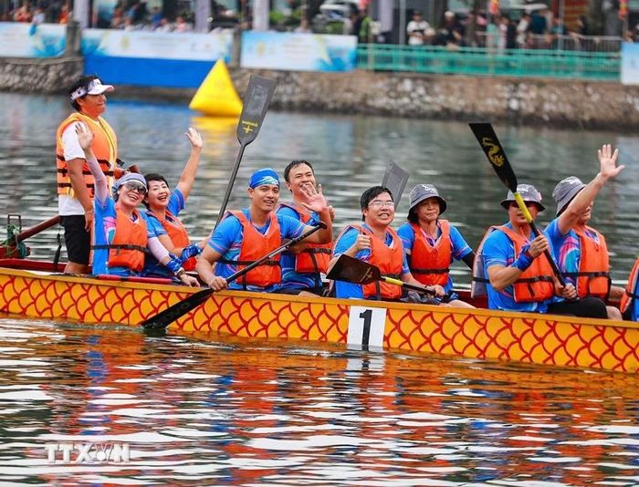 Giải Bơi chải thuyền rồng - ván SUP Hà Nội mở rộng năm 2026 với sự tham gia của gần 900 vận động viên. (Ảnh: Khánh Hòa/TTXVN)