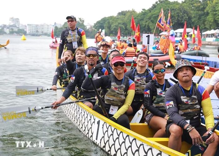 Sự góp mặt các vận động viên quốc tế tạo điểm nhấn đặc biệt Giải Bơi chải thuyền rồng - ván SUP Hà Nội mở rộng năm 2026 trên Hồ Tây. (Ảnh: Khánh Hòa/TTXVN)