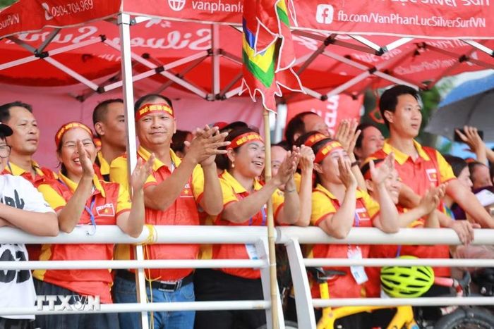 Những tiếng cổ vũ, động viên từ khán giả tiếp thêm tinh thần cho các vận động viên trên đường đua. (Ảnh: Khánh Hòa/TTXVN)